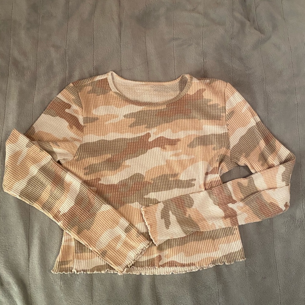 Women’s pink camo crop top